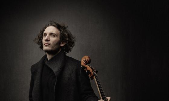 Nicolas-Altstaedt holding a cello