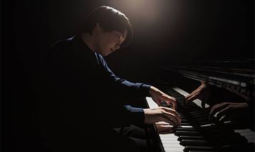 Mao Fujita playing a piano