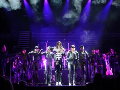 Michael Jackson tribute Ben Bowman on stage with back-up dancers